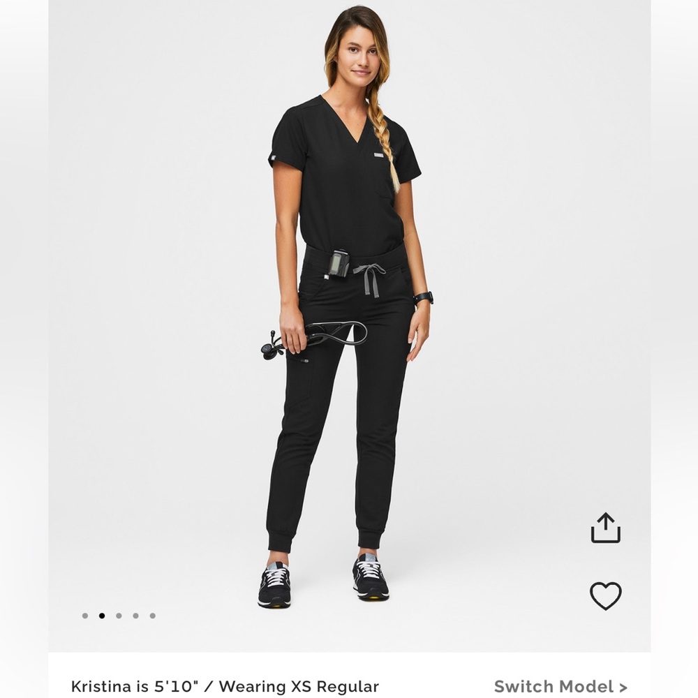 COPY - women’s one pocket scrub top AND Zamora joggers scrub pants both small